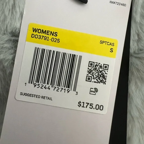 An oversized Swoosh logo meets luxe faux fur Sherpa in a wear-anywhere jacket - Picture 7 of 9